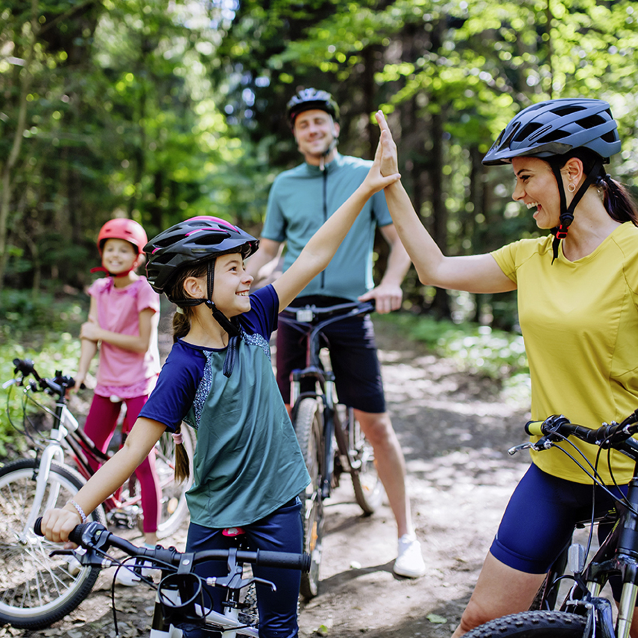 Una famiglia viaggia in bicicletta